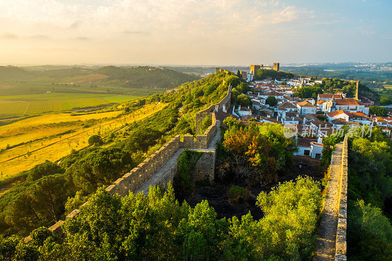 日落时葡萄牙的中世纪小镇奥比多斯