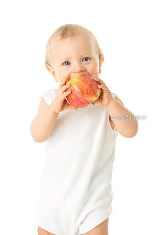 快乐的小男孩拿着苹果