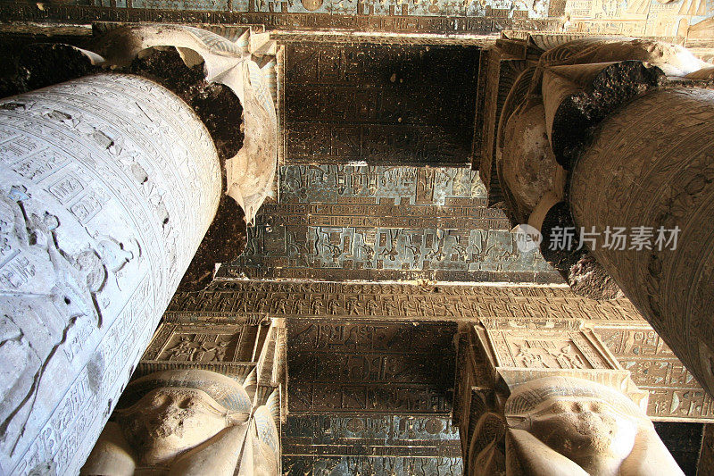 埃及丹德拉哈索尔神庙的多柱式大厅天花板