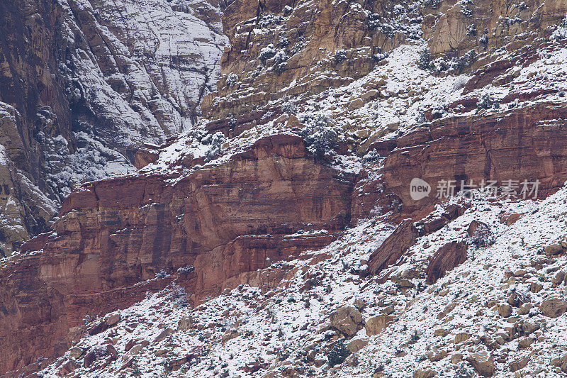 雪中的红岩峡谷