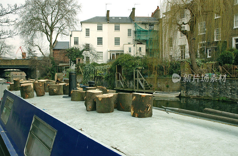 一艘驳船停泊在伦敦摄政运河上