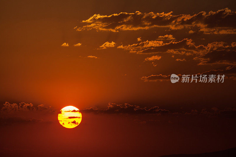 日落时红色和橙色天空上的太阳