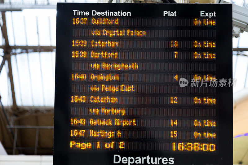 显示英国伦敦火车出发时间的数字屏幕
