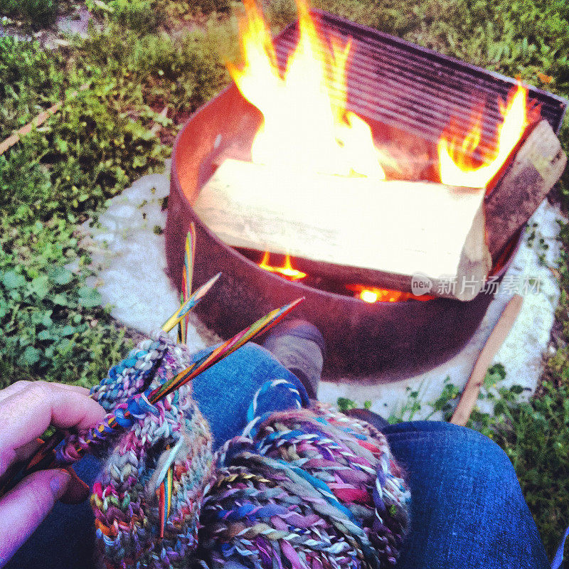 在火边编织