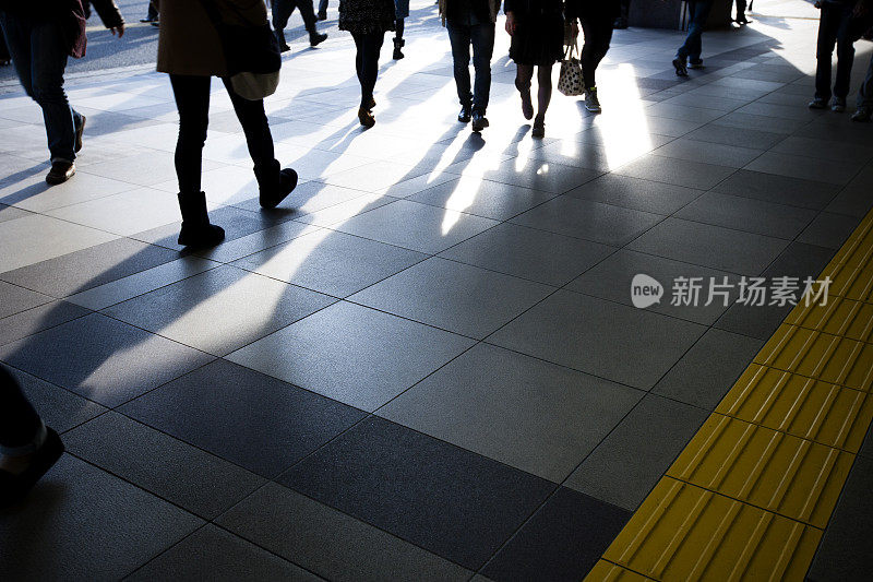 沿着新宿站行走的人们