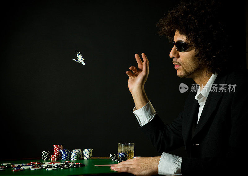 扑克玩家扔筹码