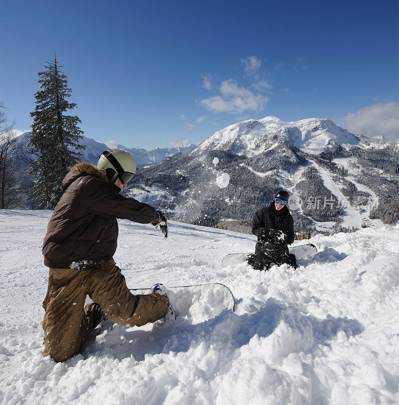 雪球的乐趣-雪上的战斗在斜坡上的粉末