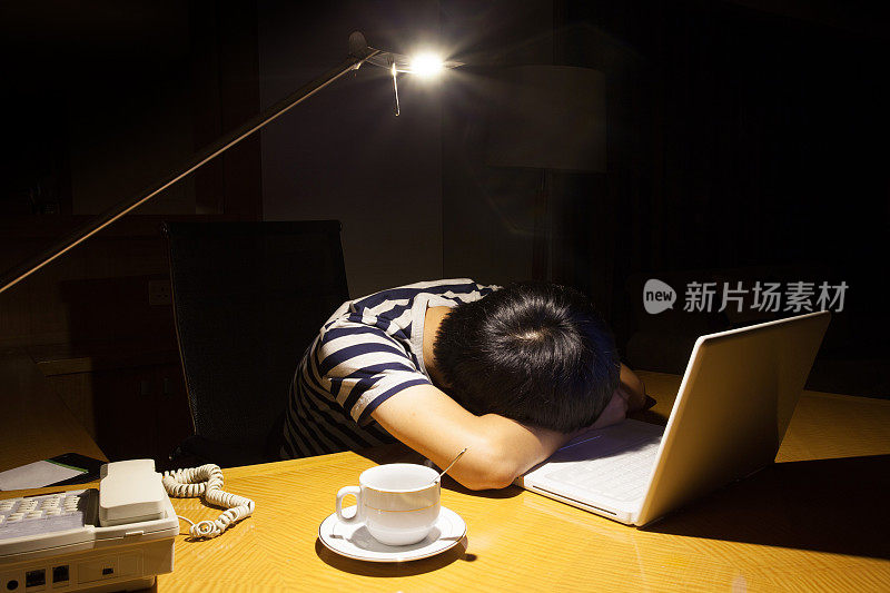 亚洲男人晚上睡在笔记本电脑前
