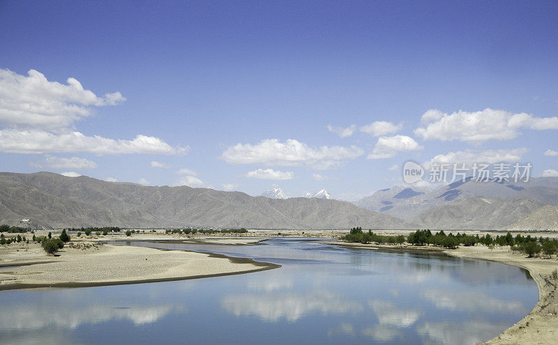 流经拉萨附近西藏山脉的河流