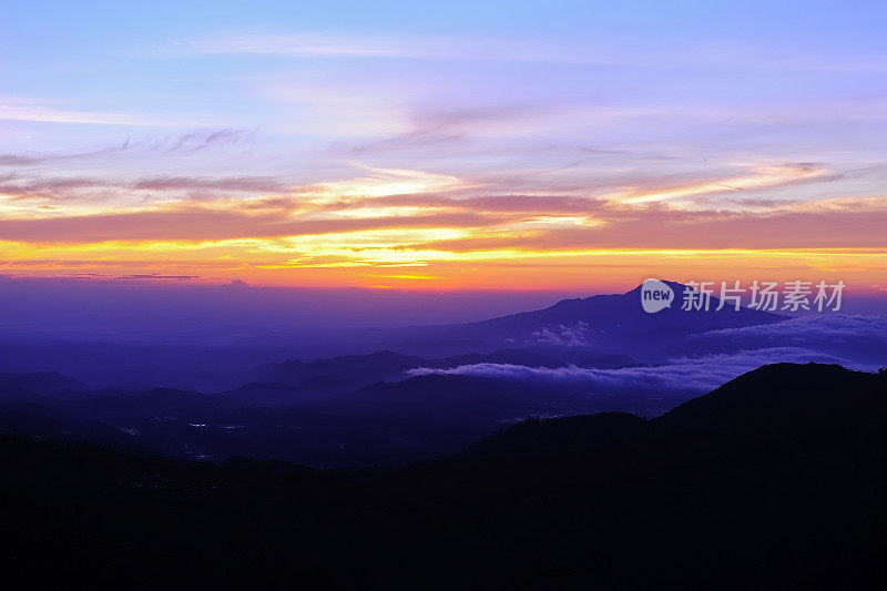 迪昂高原山谷的日出