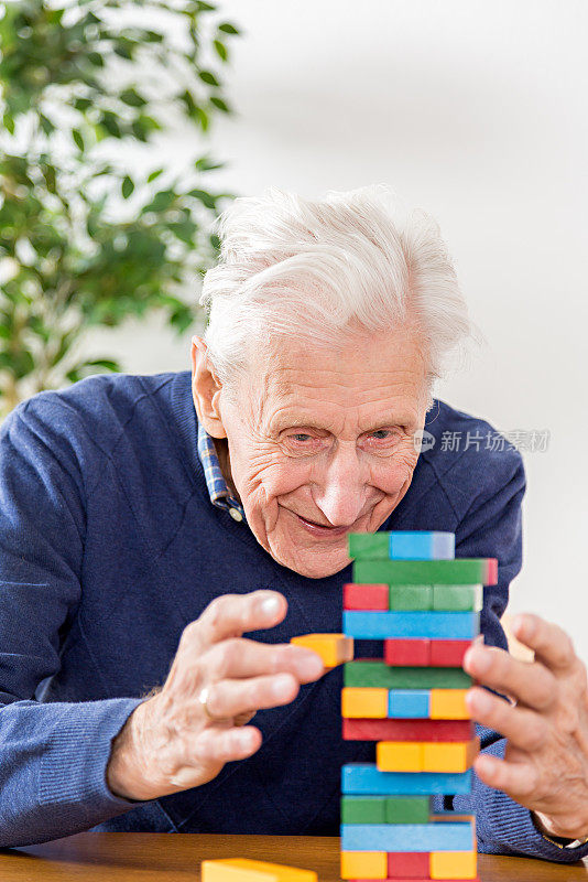 老人在玩积木