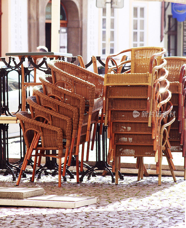 外面铺着鹅卵石的人行道上一堆堆藤椅