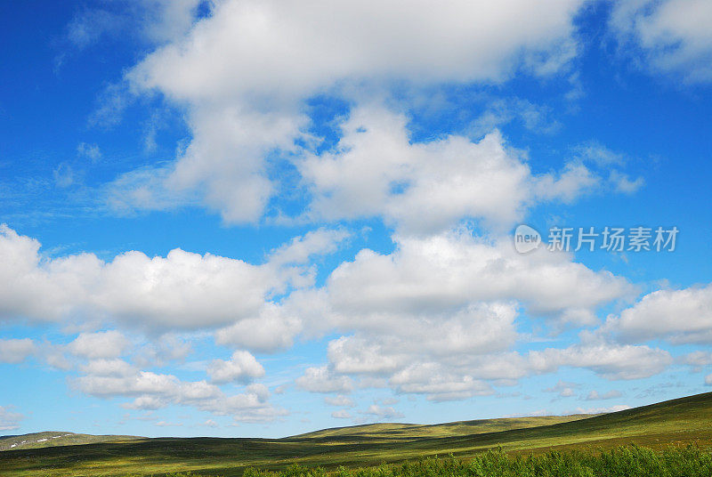 玛格罗亚绿色山丘上夏日的天空。