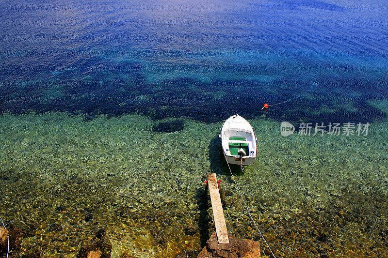 船在地中海亚得里亚海的蓝色海滩-克罗地亚