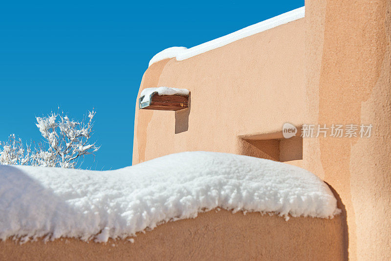 悬在长城上的冰柱和雪