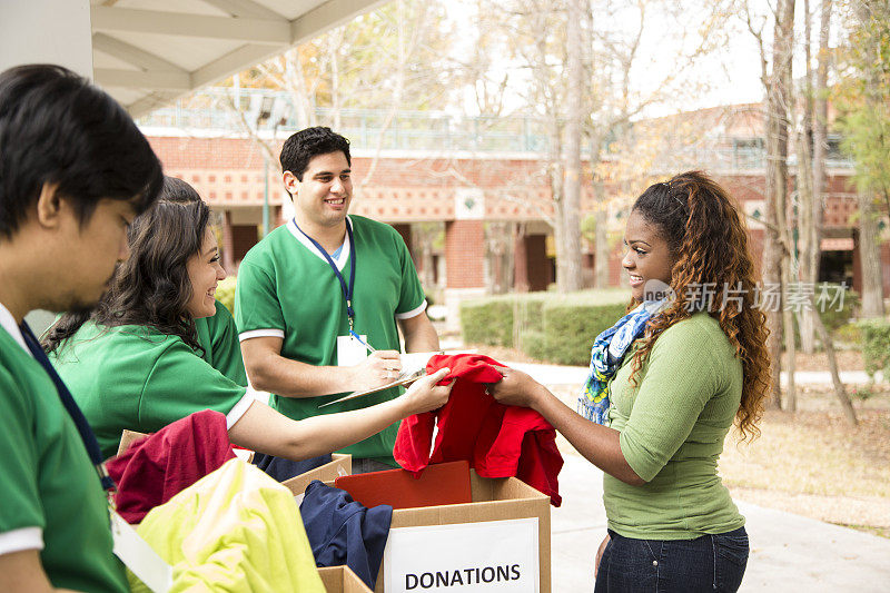 大学生志愿者小组收集衣物捐赠。慈善机构。