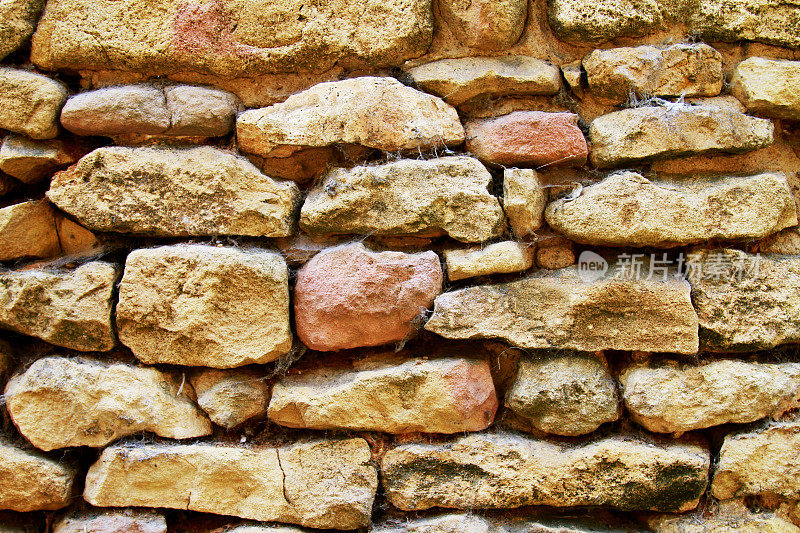 明亮的颜色不均匀的石墙背景