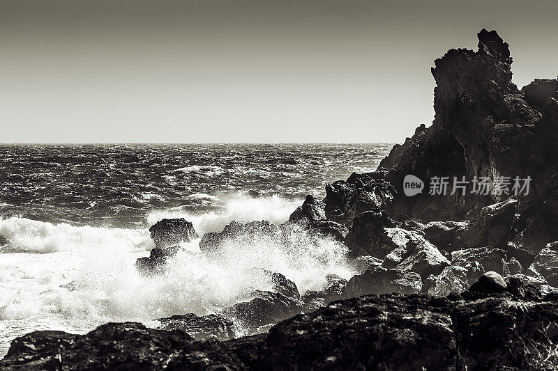 海浪拍打着复活节岛岸边的岩石