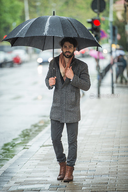 雨中的男人