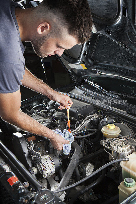 机械师修理汽车发动机机油位