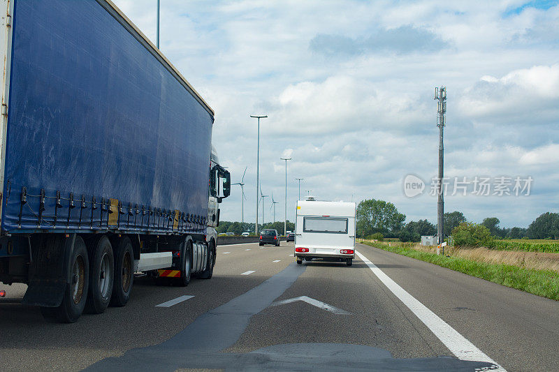 在高速公路上被一辆蓝色大卡车超车