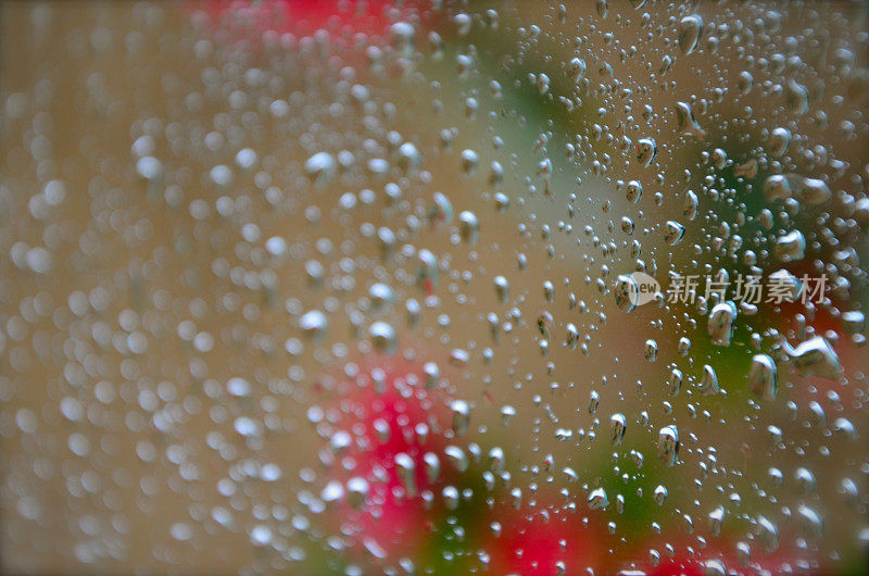 雨滴落在窗户上