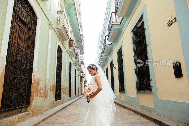 美丽的西班牙新娘在古巴哈瓦那摆姿势。