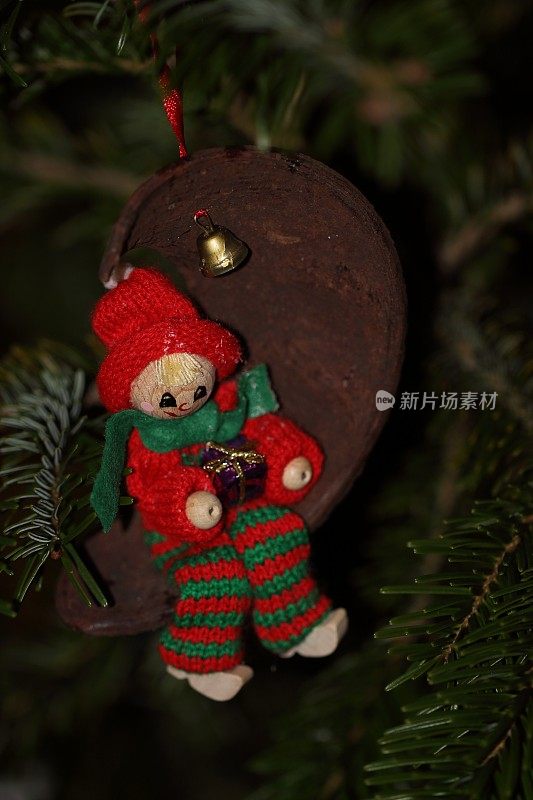 圣诞节和一个小精灵在树上