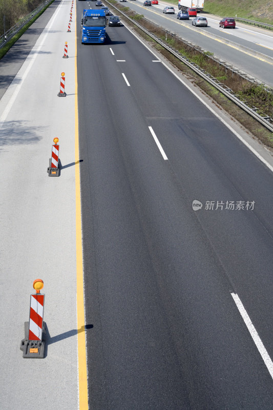 建筑工地上的高速公路——道路标志、警告标志