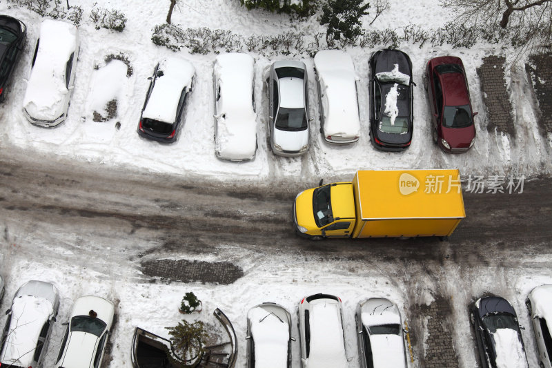 黄色的货车在雪地里