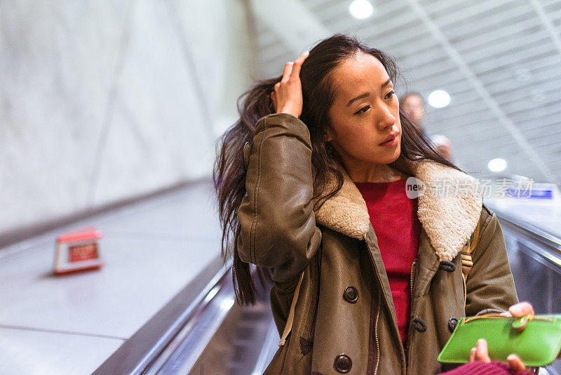 自动扶梯上的中国女人