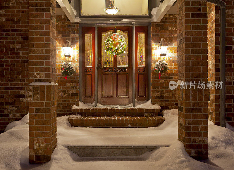 一个下雪的入口在圣诞节的一个家的特写