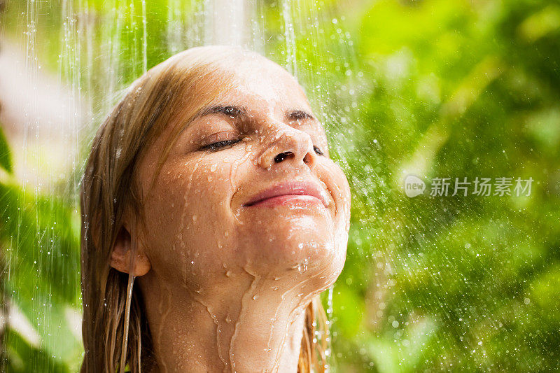 一个年轻女子在户外洗澡的肖像。