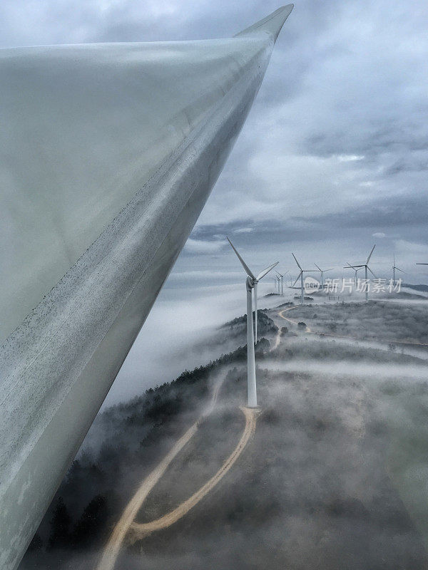 风力涡轮机在浓雾中工作。