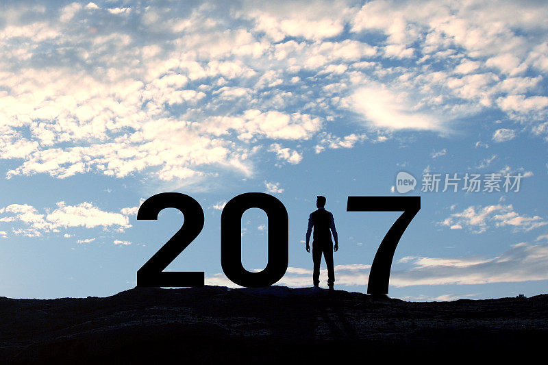 2017年日落时分站在山上的人的剪影