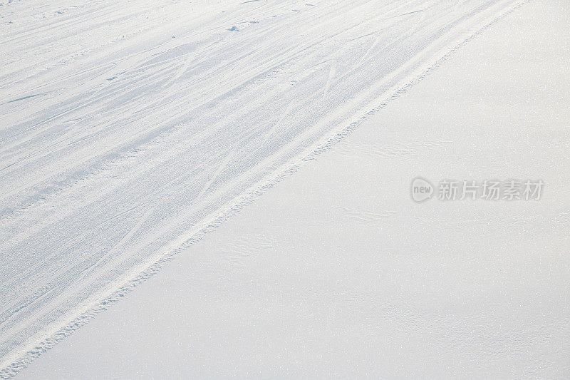 新鲜的粉状雪，在阿尔卑斯山顶滑雪
