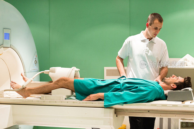 医生和病人使用核磁共振扫描仪