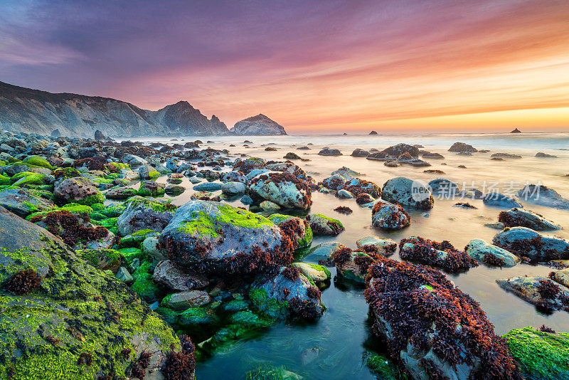 美国加州大苏尔太平洋海岸线上的日落