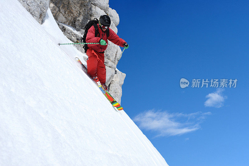 极速自由滑行滑雪者的行动