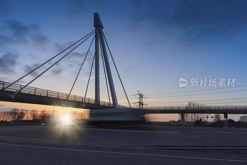一辆卡车经过Naaldwijk的未来主义大桥