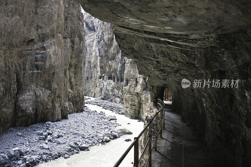 在瑞士阿尔卑斯山的格林德沃冰川峡谷