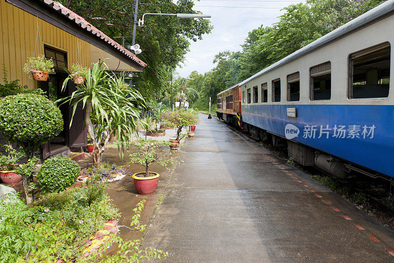 旅客在泰国南德火车站乘坐火车