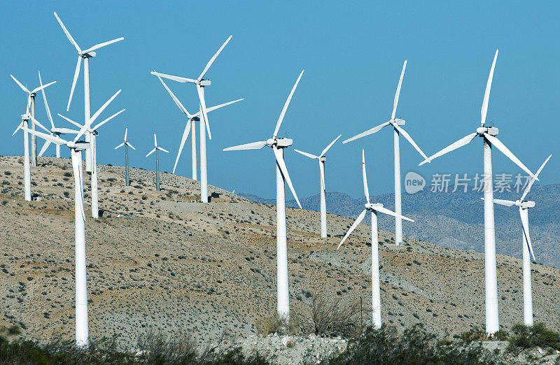 加州科切拉山谷沙漠山丘上的风电场