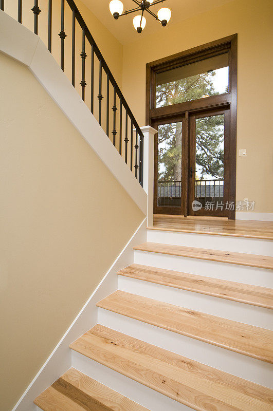 两层硬木楼梯与视野前门