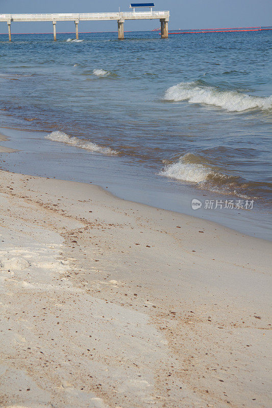 浮油冲上阿拉巴马州的海滩