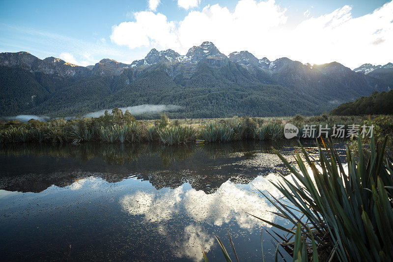 镜湖和它的倒影，新西兰