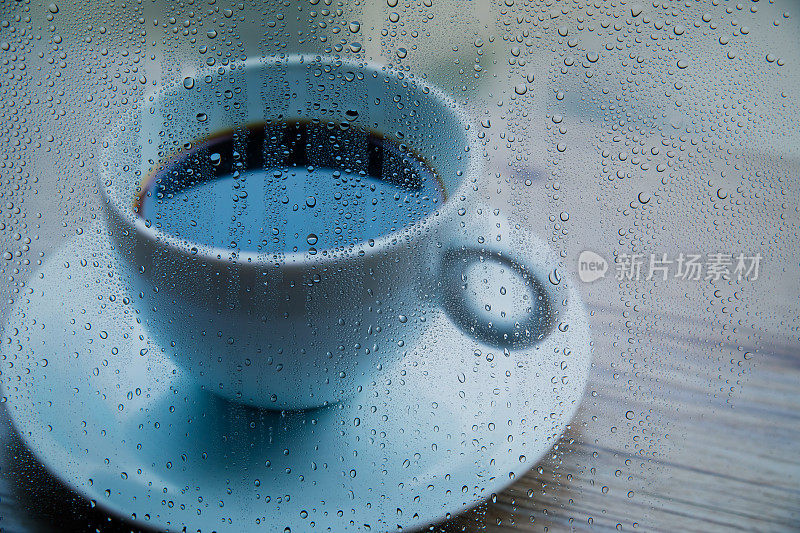 下雨天的咖啡杯