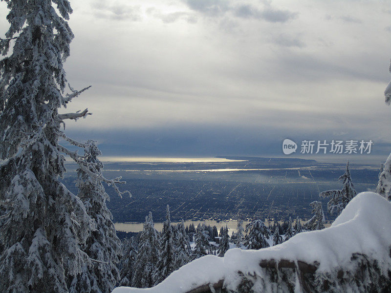 一座城市上空被雪覆盖的山