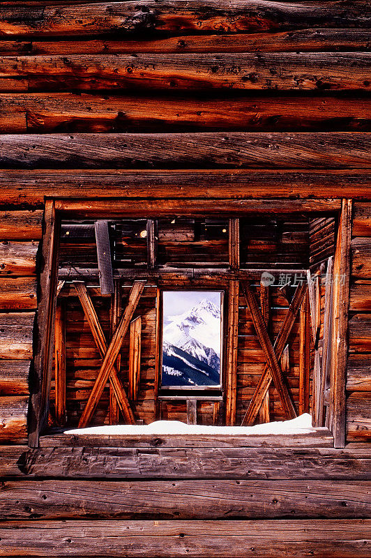 特柳赖德科罗拉多州的小木屋，有白雪皑皑的山景