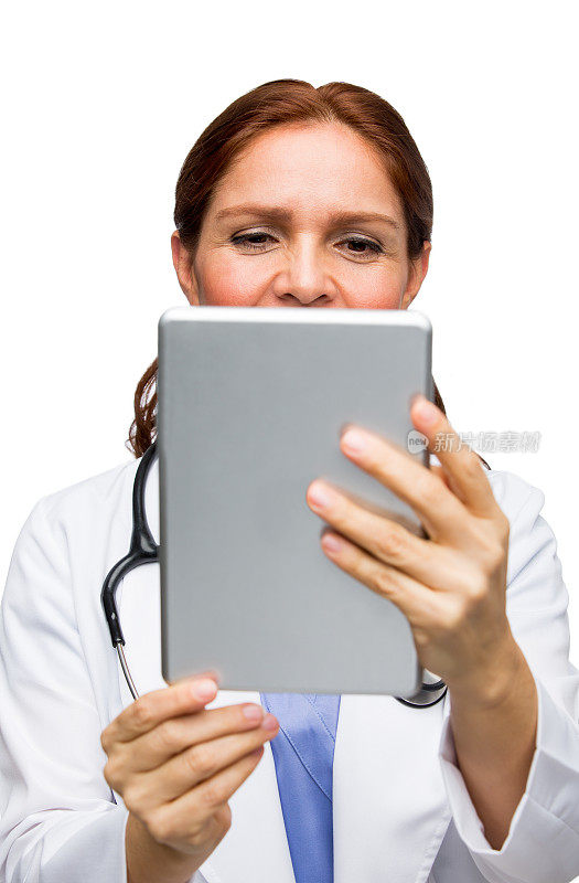 女医生使用数字平板电脑